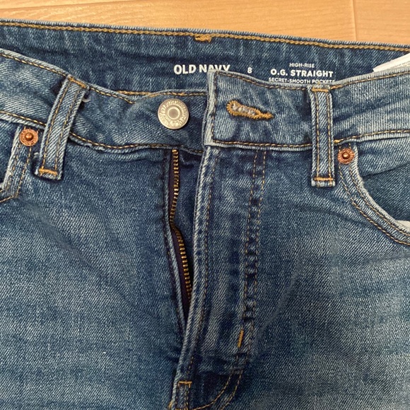 Old Navy Size 8 Jean Shorts — Medium Wash —High Rise Straight - Picture 4 of 4